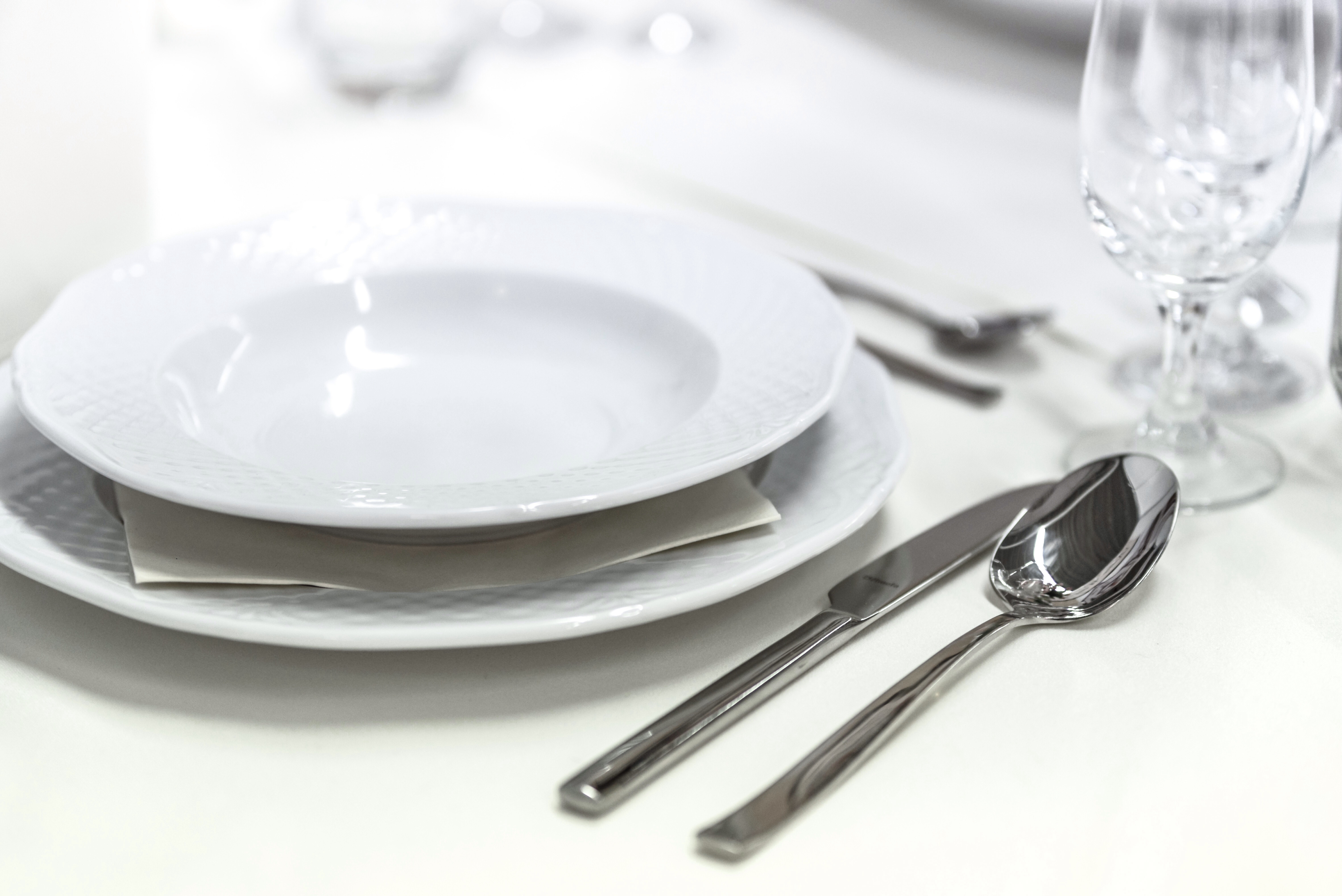 Image of a clean set of dishes ready to eat from.